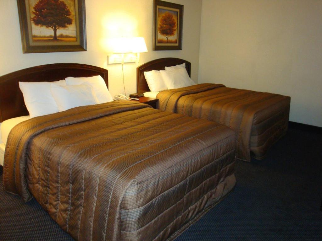 Liberty Lodge Saint Robert Room photo